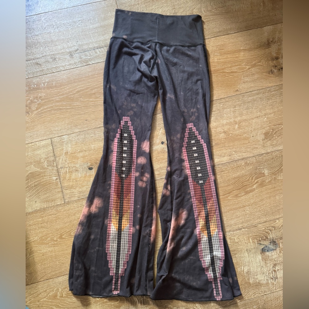 Teeki size small feather print flare leggings